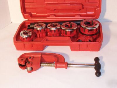 Ratchet type pipe threader and pipe cutter set