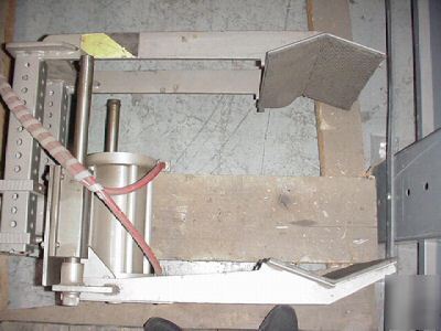 Industrial manipulator for lifting paper roll