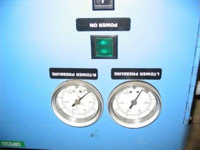 Pressure-swing regenerative desiccant compressed dryer