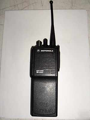 Motorola mts 2000 handie-talkie radio w/bat and ant