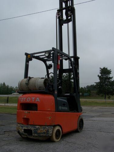 Toyota 3,000 lb capacity forklift truck