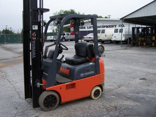Toyota 3,000 lb capacity forklift truck
