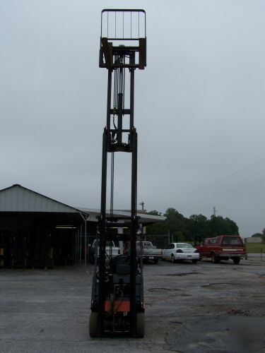 Toyota 3,000 lb capacity forklift truck