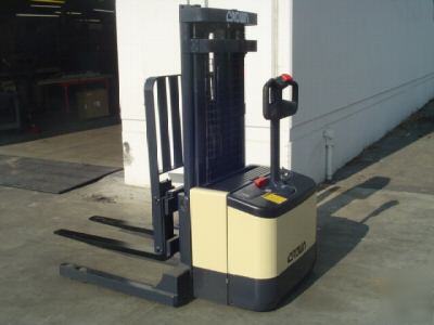 Crown electric walkie stacker lift year 2001