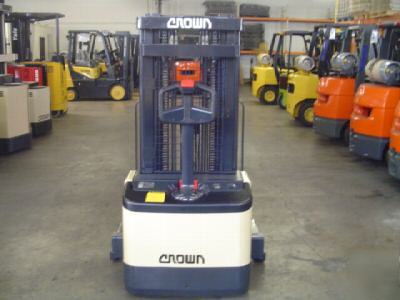 Crown electric walkie stacker lift year 2001