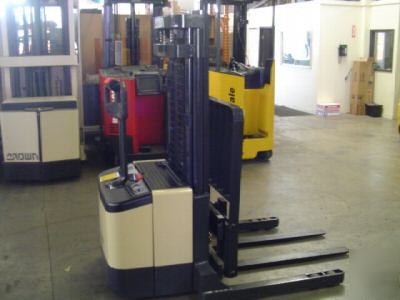 Crown electric walkie stacker lift year 2001