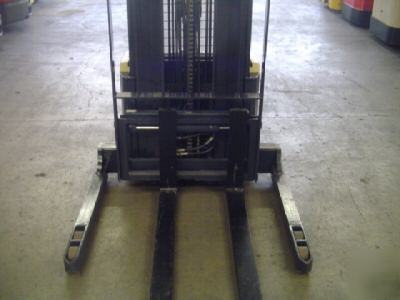 Crown electric walkie stacker lift year 2001